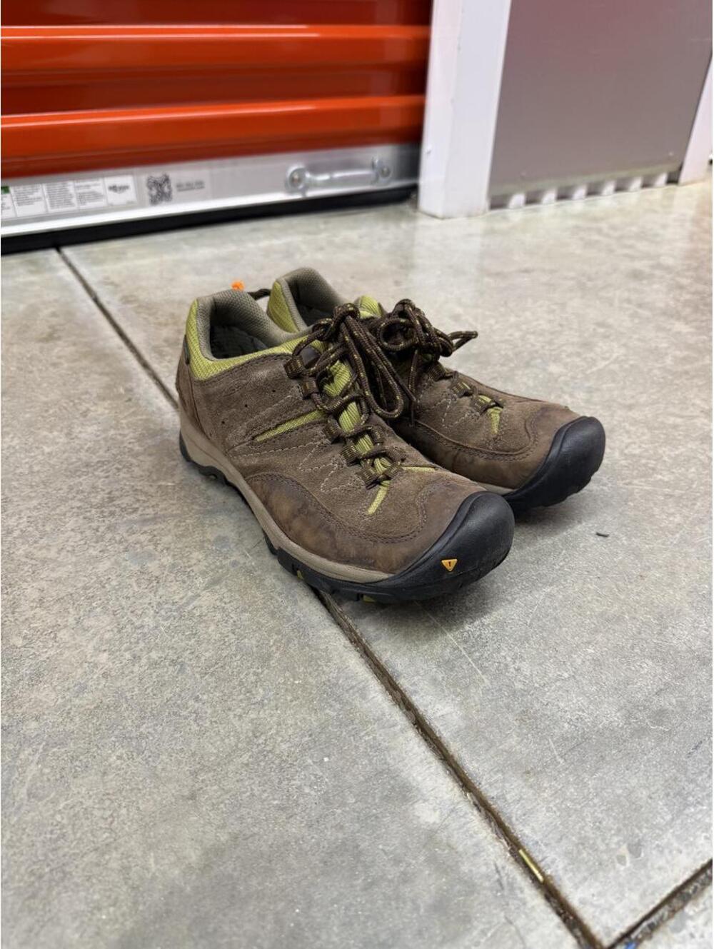 keen brown and green voyageur vented hiking shoes size 7.5 WOMENS